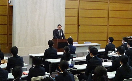 新採用職員に講話をする谷藤市長の写真