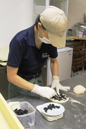 盛岡黒平豆パンを作る藤澤さんの写真