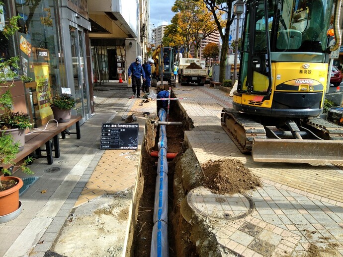 湯沢東二丁目外地内配水管布設替工事の施工中の写真