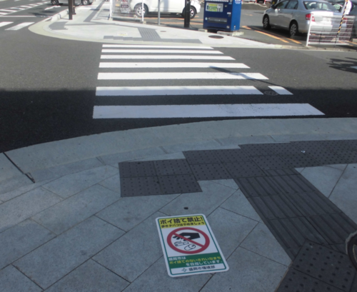 歩道に設置されたポイ捨て禁止啓発シール