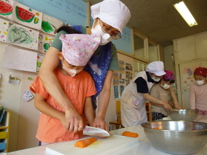 カレー作り。人参を切る写真