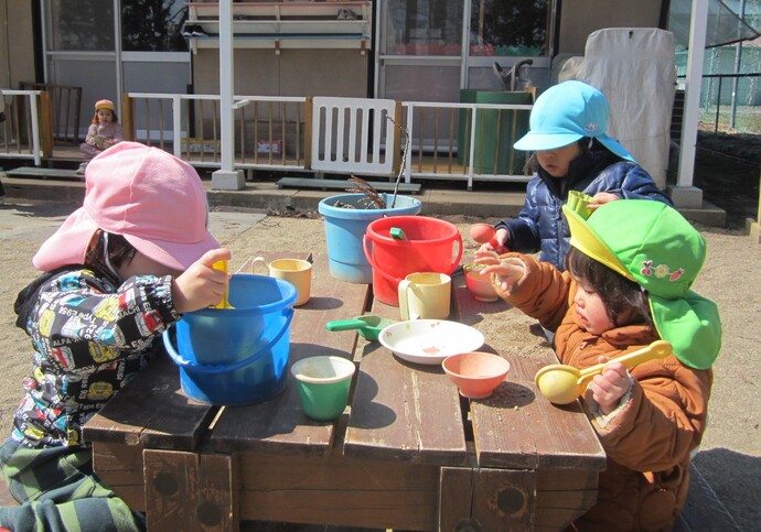 戸外で遊ぶ子供たちの写真