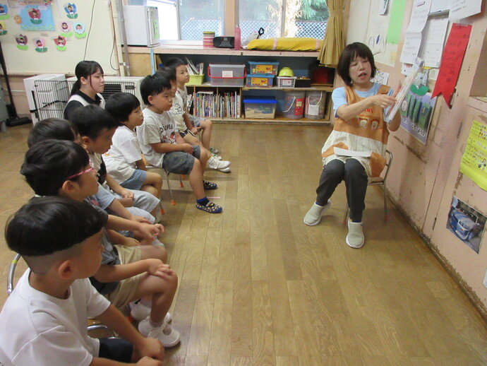 子ども達が話し合いをしている写真