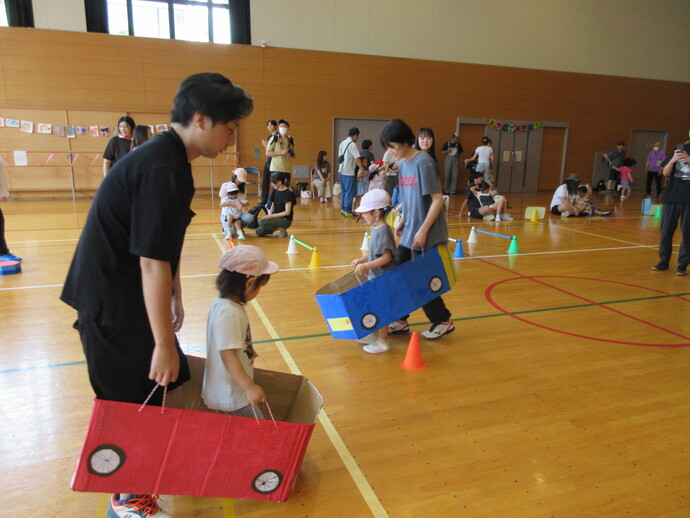 親子で手作り自動車に乗っている様子