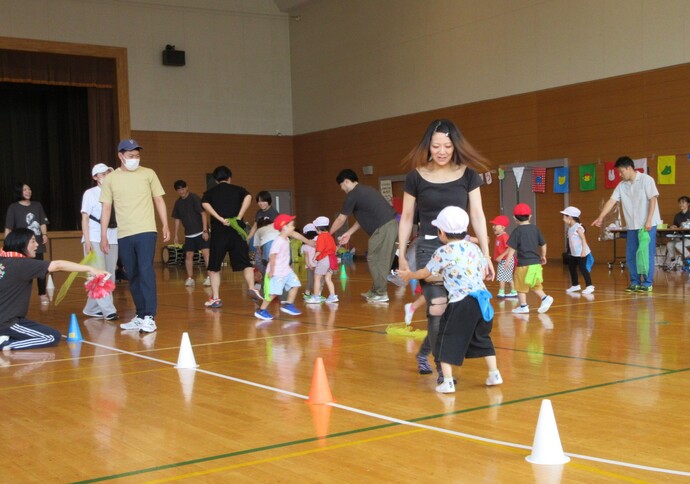 親子でしっぽとりゲームをしている様子