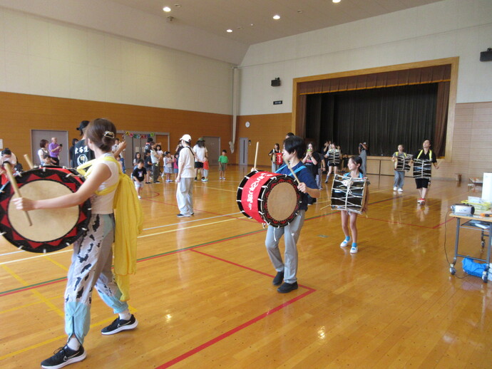 さんさ踊りをしている様子