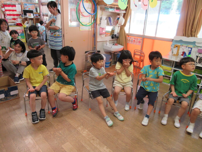 子どもがイチゴを食べている写真