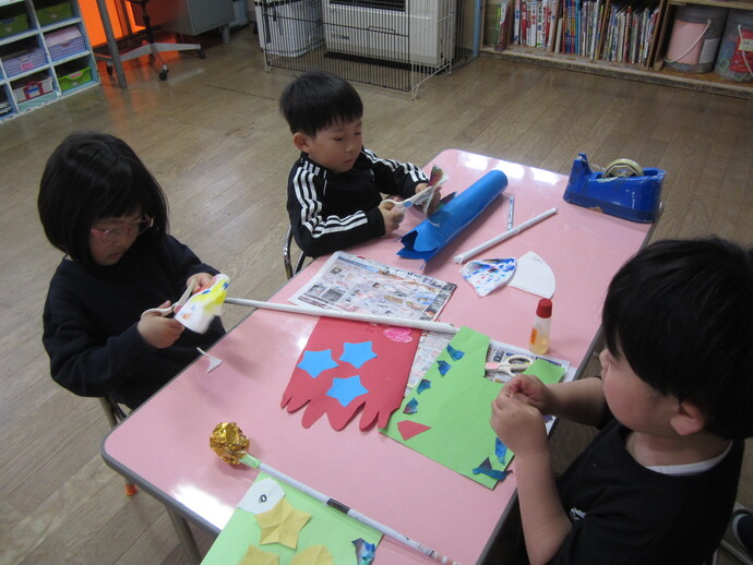 こいのぼりを製作している写真