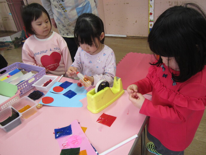 こいのぼり作りを見ている写真