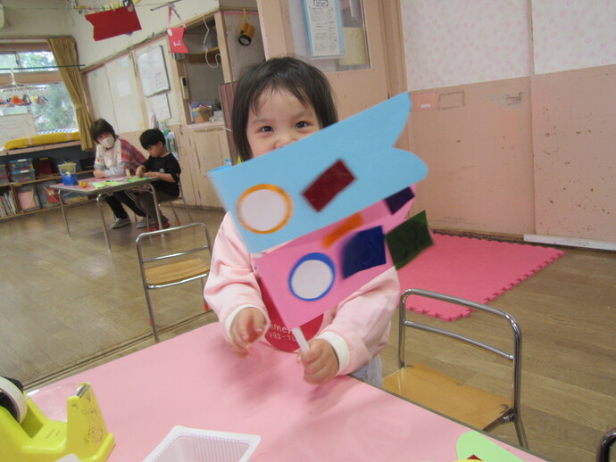作ったこいのぼりを見せている写真