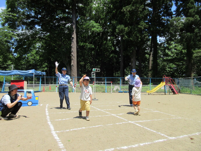 子どもが横断歩道を渡っている写真