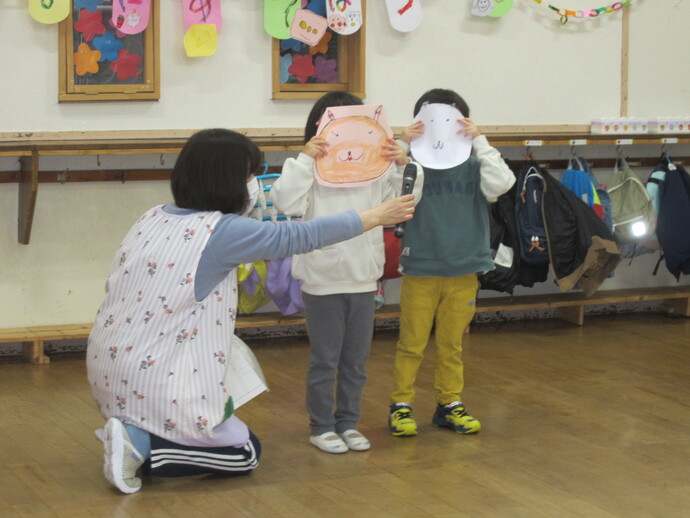 子どもが「いないいないばあ！」をしている写真