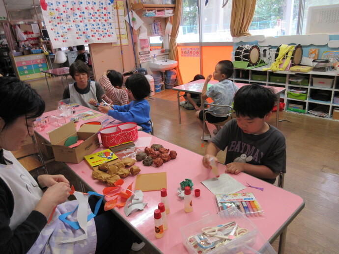 子ども達が製作をしている様子