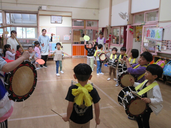 さんさ踊りをしている様子