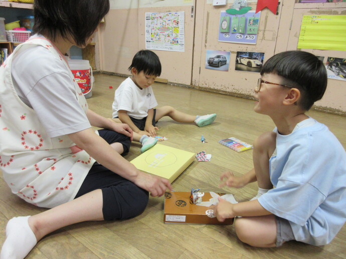 子どもがリサイクル工作をしている様子