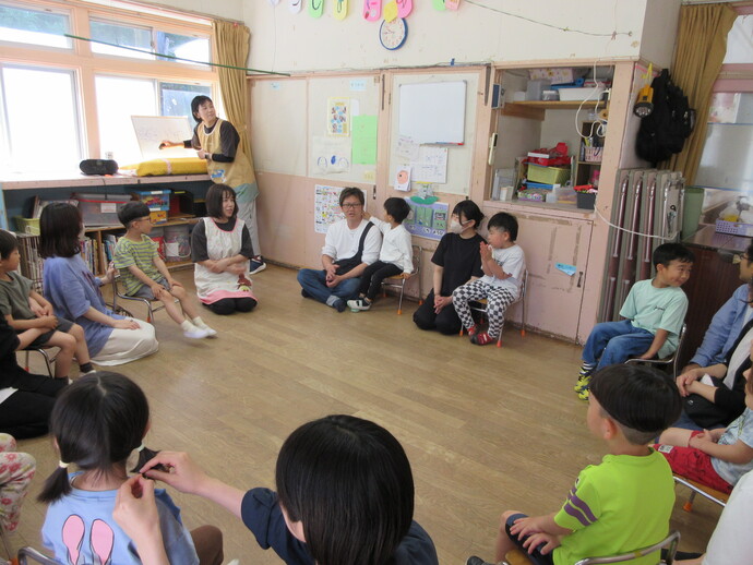 子どもたちが話し合いをしている写真