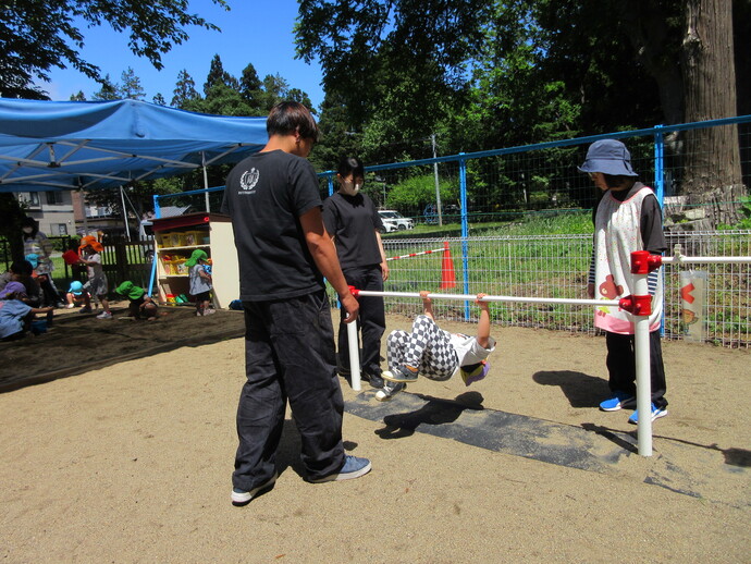鉄棒をしている写真