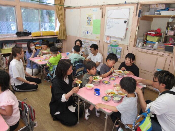 給食を食べている写真