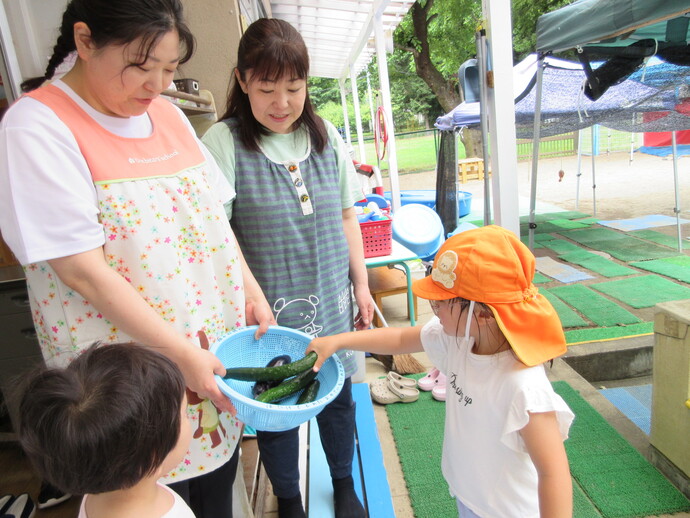 野菜を給食職員に届けている様子