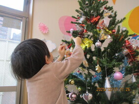 ツリーに飾り付け