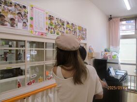 写真を見ている親子