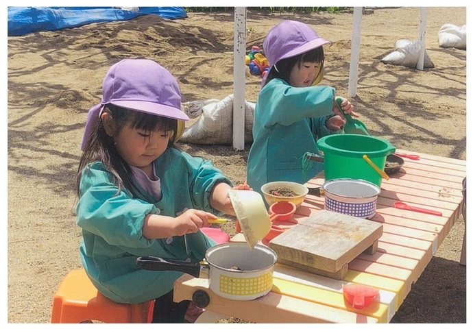 幼稚園での遊びの様子の写真