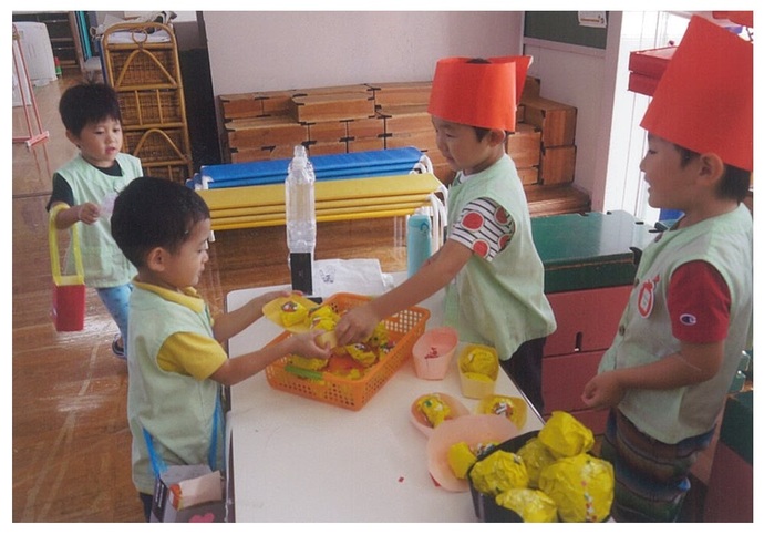 幼稚園でお弁当を食べる様子の写真