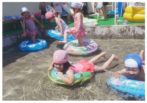 幼稚園での水遊びの写真