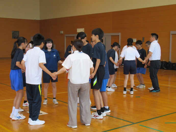 チームビルド活動「言うこと一緒・やること逆ゲーム」