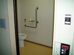 岩手県民会館多目的トイレ写真1