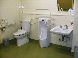 高松病院多目的トイレ写真