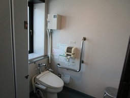 盛岡市西部公民館多目的トイレ写真1