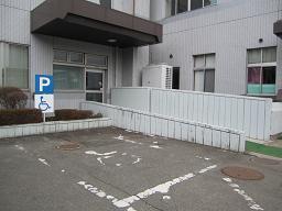 盛岡市上下水道局庁舎出入口写真