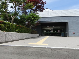 盛岡市中央公民館出入口写真