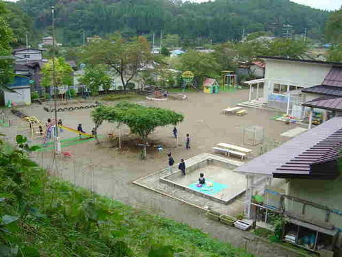 米内幼稚園の園舎と庭の写真