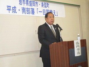 写真：講話する谷藤盛岡市長