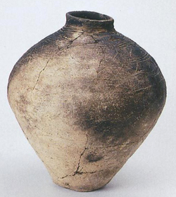 繋遺跡出土壺型土器の写真