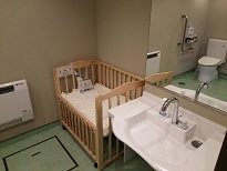 案内所の多目的トイレの写真