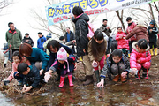 さけの稚魚放流会の写真