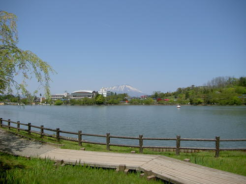 高松の池から望む岩手山の写真