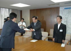 岩手県知事から中核市指定申出同意文書の交付を受ける谷藤市長の写真