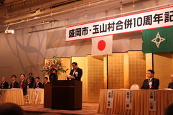 式辞を述べる谷藤裕明盛岡市長の写真