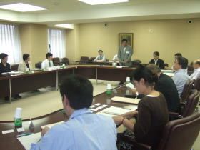 2010年7月22日第1回盛岡市行政評価外部評価委員会の様子の写真