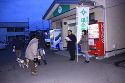 神子田朝市での周知活動の写真