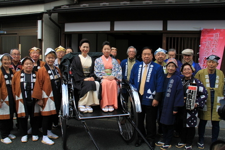 旧暦の雛祭りでの集合写真