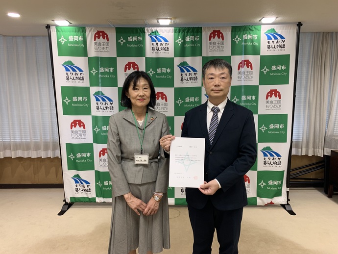令和7年8月1日に着任の隊員（小原副市長とのショット）