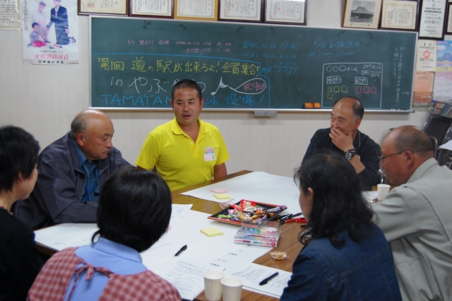 写真：薮川地区会場での懇談会の様子