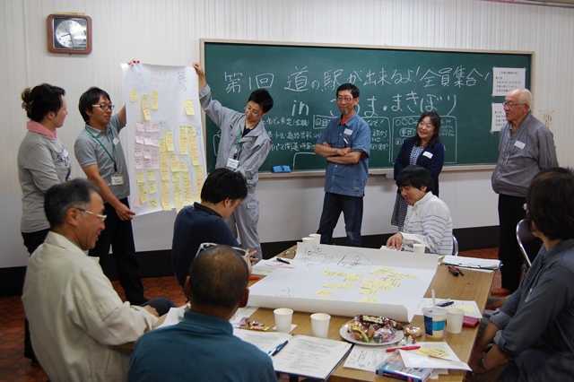 写真：好摩地区会場での懇談会の様子