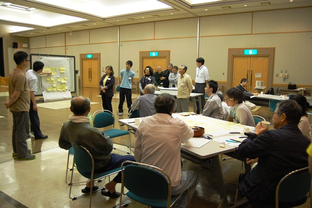 写真：渋民地区会場での懇談会の様子