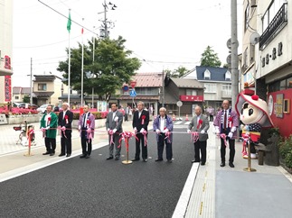 写真：盛岡劇場前でテープカット